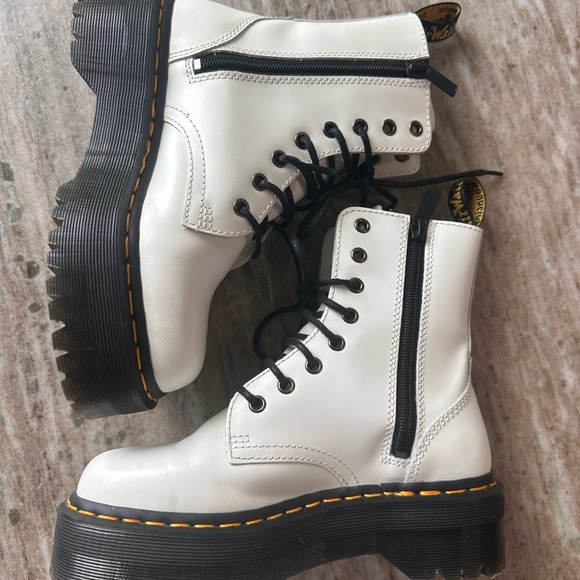 Excellent Condition Dr. Martens Jadon Platform Boot - Size 6 Women’s - Picture 2 of 5